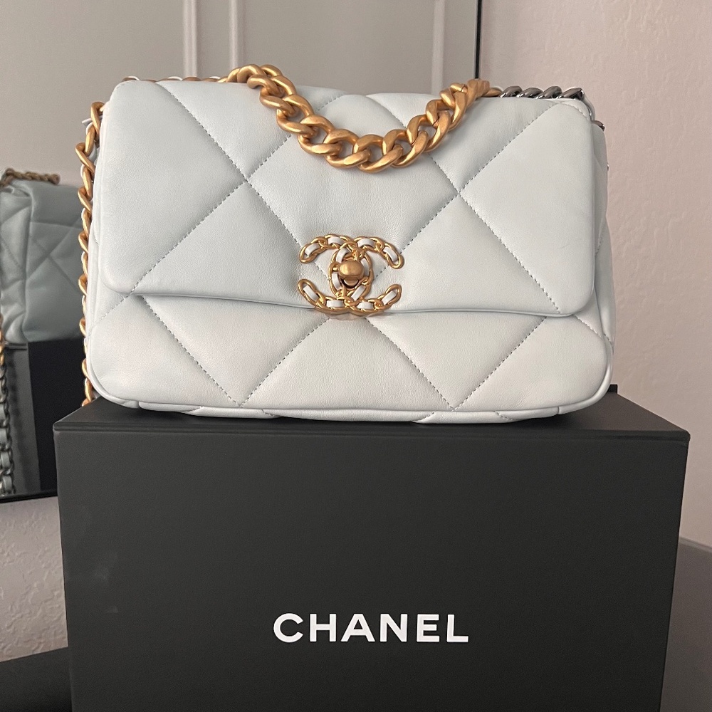 CHANEL White Quilted Shoulder Bag with Gold Chain